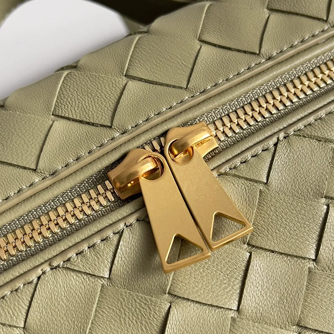 Batch 1360 Bottega Veneta 24 spring and summer woven zipper crossbody bag. A crossbody bag that can be used as a cosmetic bag. The exquisite weaving and compact body are an indispensable accessory for the upcoming summer. The double zipper also better protects the bag. It has a large capacity. If you like it, don’t miss it. Style number: 789109 Size: 22*12.5*5cm